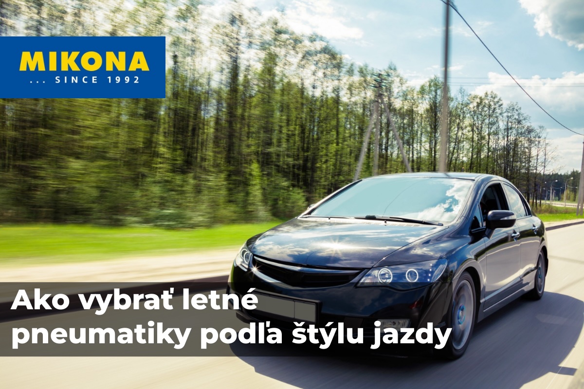 Čierne osobné auto jazdí po ceste popri lese, vľavo hore je logo Mikona a na obrázku je nadpis Ako vybrať letné pneumatiky podľa štýlu jazdy.