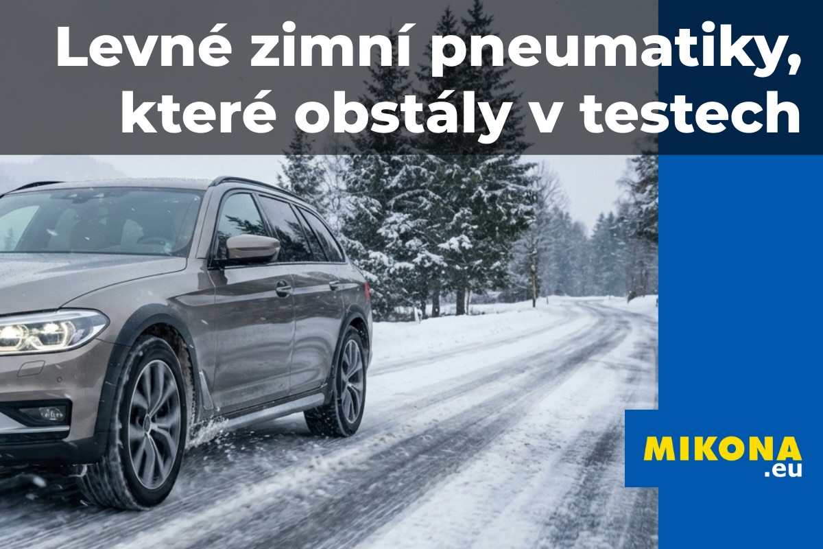 Auto se zimními pneumatikami jede po zasněžené silnici – ilustrační obrázek k článku o levných zimních pneumatikách s výsledky z testů