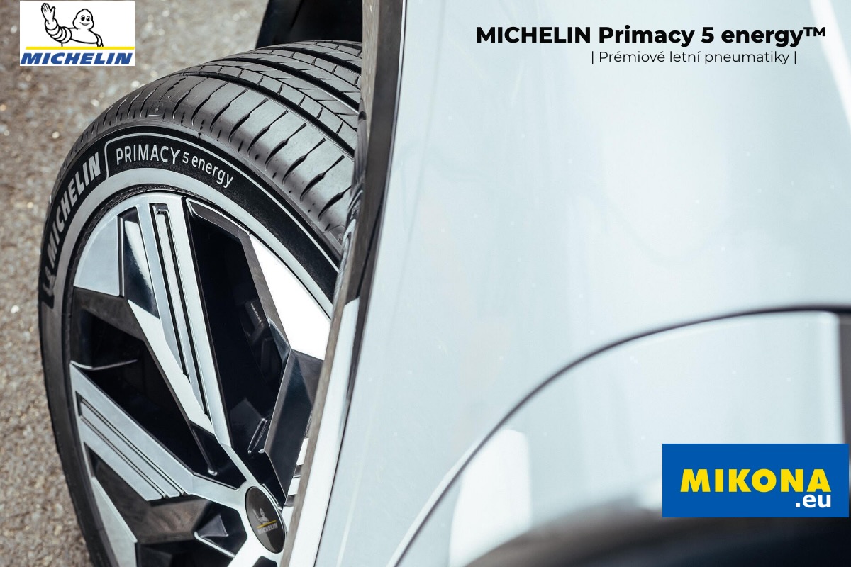 Michelin Primacy 5 Energy – prémiová letní pneumatika, detail dezénu a pneumatiky na discích na modrém pozadí