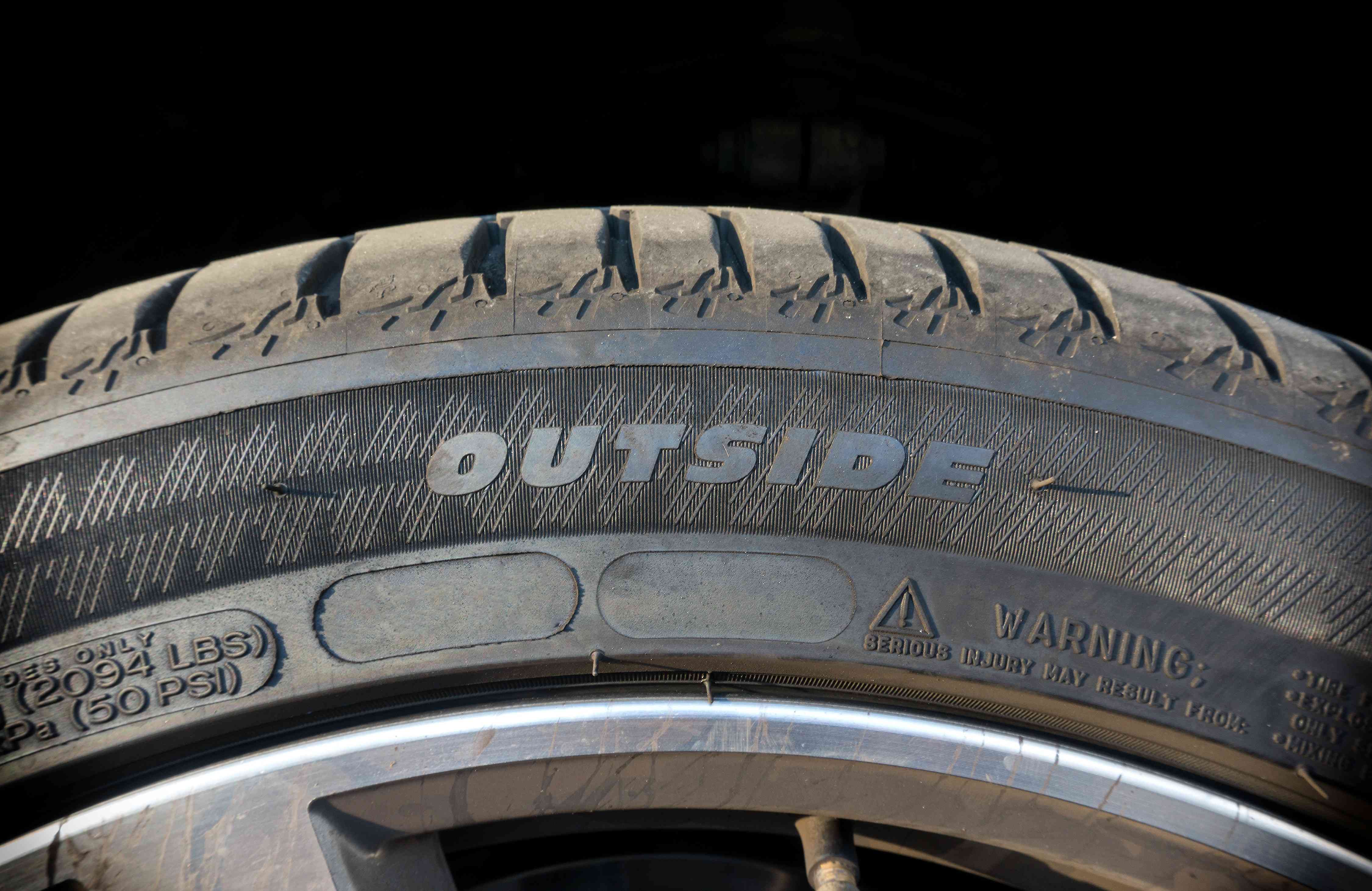 Označení vnější strany pneumatiky.