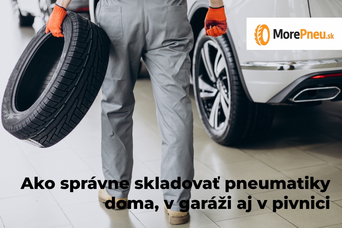 Ako správne skladovať pneumatiky doma, v garáži aj v pivnici – muž nesie pneumatiku pri aute, ilustračný obrázok k článku Morepneu.sk