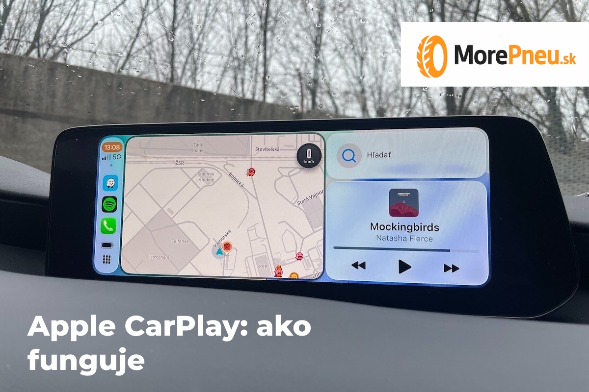 Apple CarPlay v aute – zobrazenie navigácie a hudby na displeji infotainmentu, ilustračná fotografia Morepneu.sk