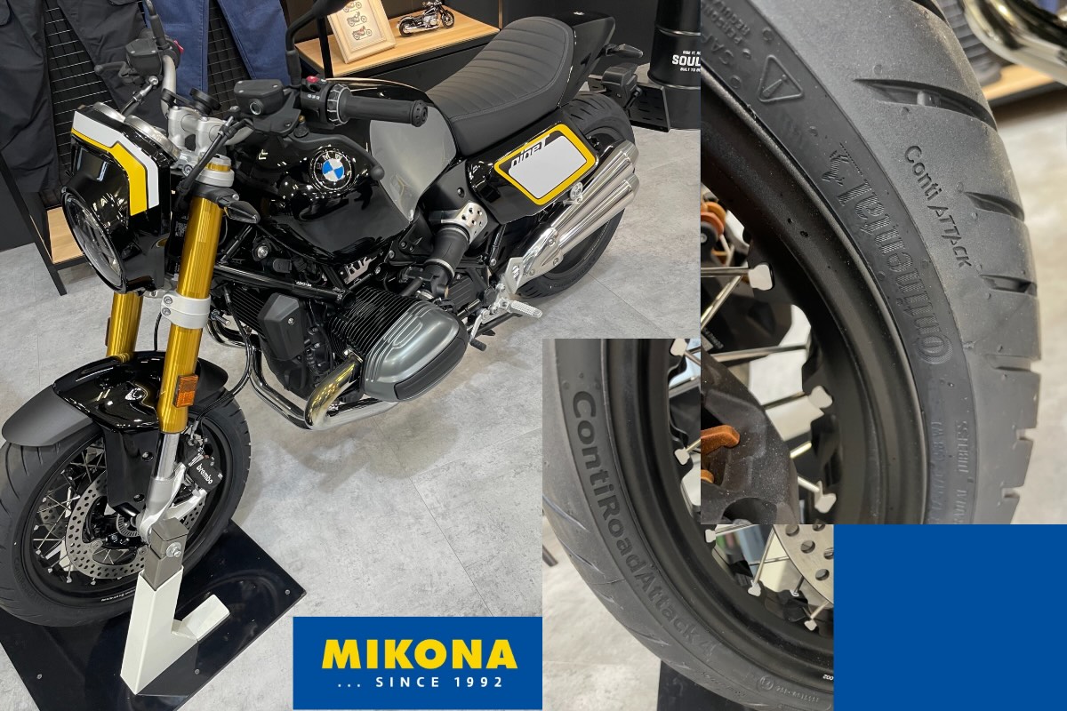 Motocykel BMW R 12 Tracker vybavený pneumatikami Continental na výstave motocyklov.