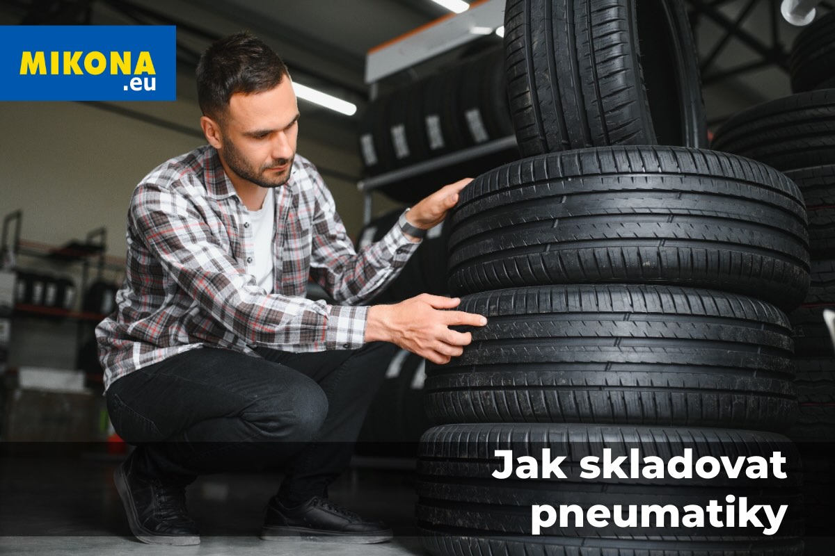 Muž kontrolující stav a uskladnění pneumatik ve skladu