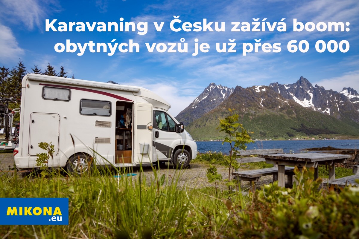 Obytný vůz zaparkovaný v přírodě během kempování