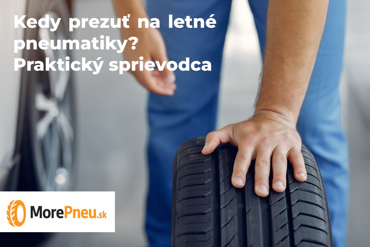Prezúvanie na letné pneumatiky – mechanik drží letnú pneumatiku pripravenú na výmenu pri aute