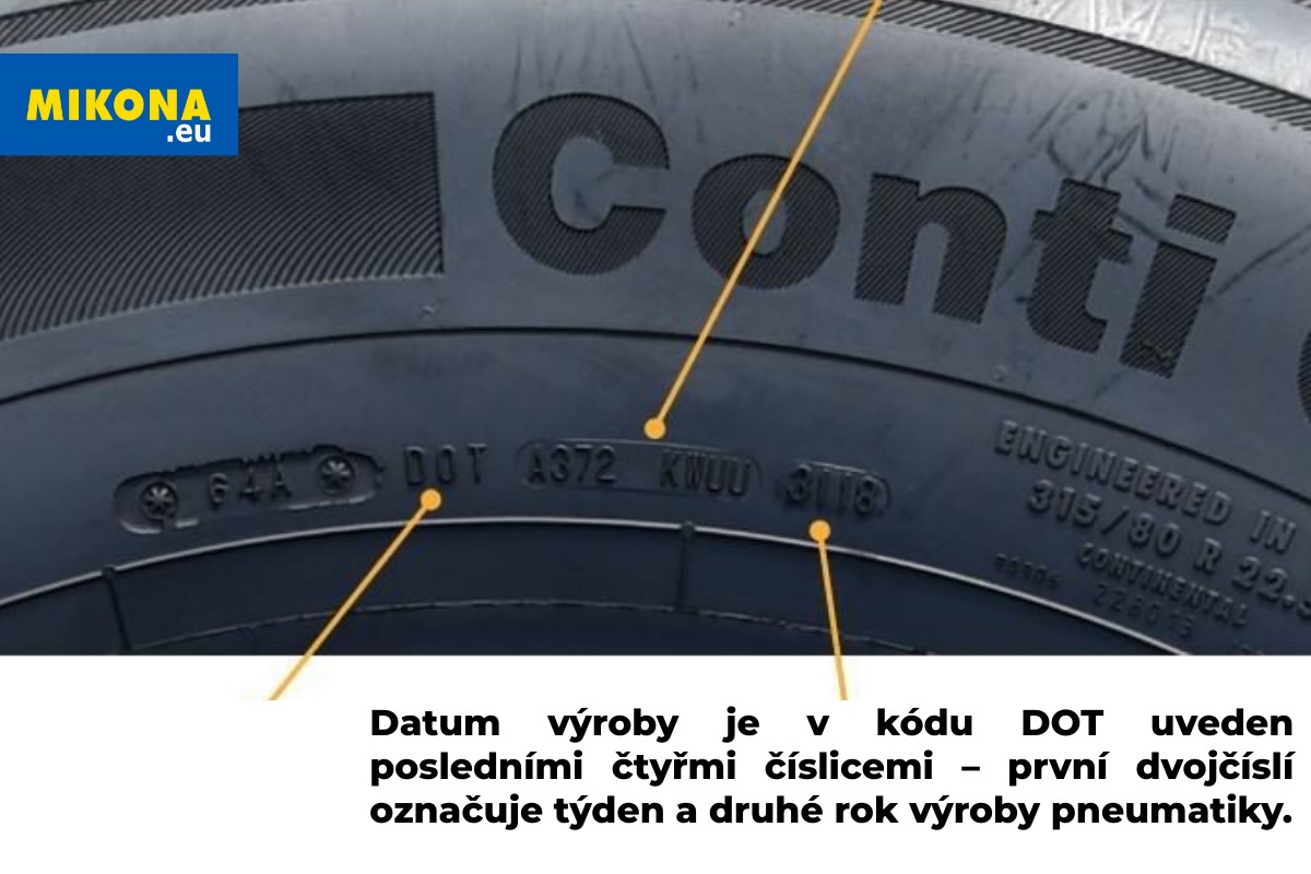 Detail bočnice pneumatiky se zřetelně vyraženým kódem DOT označujícím datum výroby.