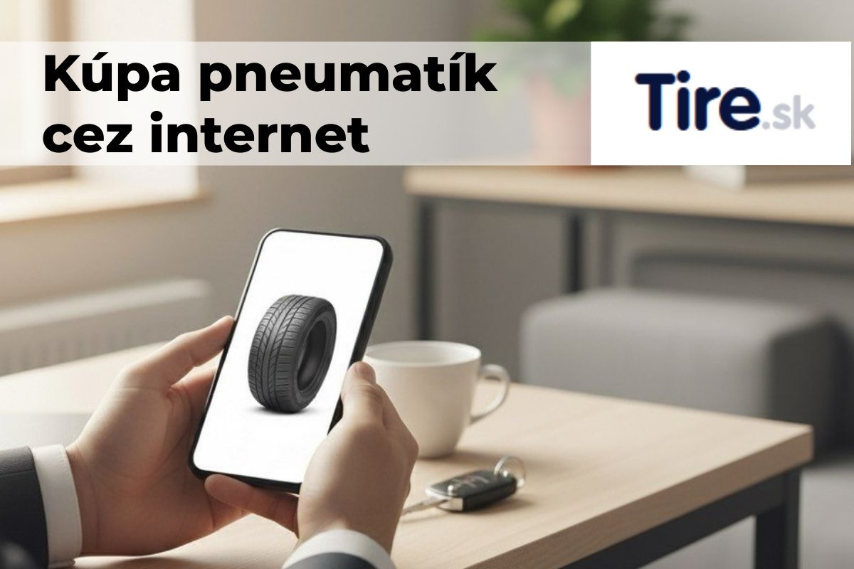 Kúpa pneumatík cez internet Osoba sedí doma na gauči a drží v ruke smartfón so zobrazenou fotografiou pneumatiky na bielom pozadí – symbol pohodlného online nákupu pneumatík.