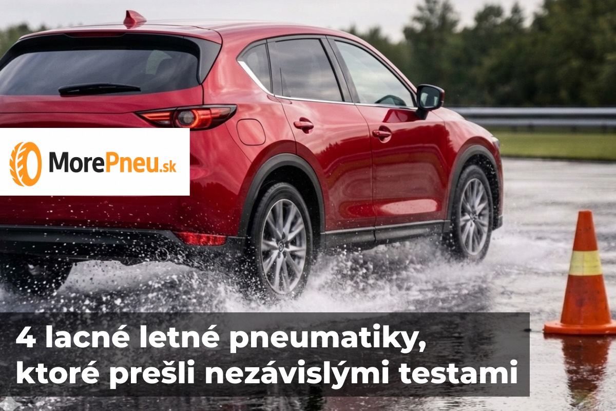 Lacné letné pneumatiky, ktoré prešli testami Červené auto jazdí po mokrej ceste počas testu brzdenia, striekajúca voda, kužeľ na vozovke, ilustrácia bezpečnosti letných pneumatík