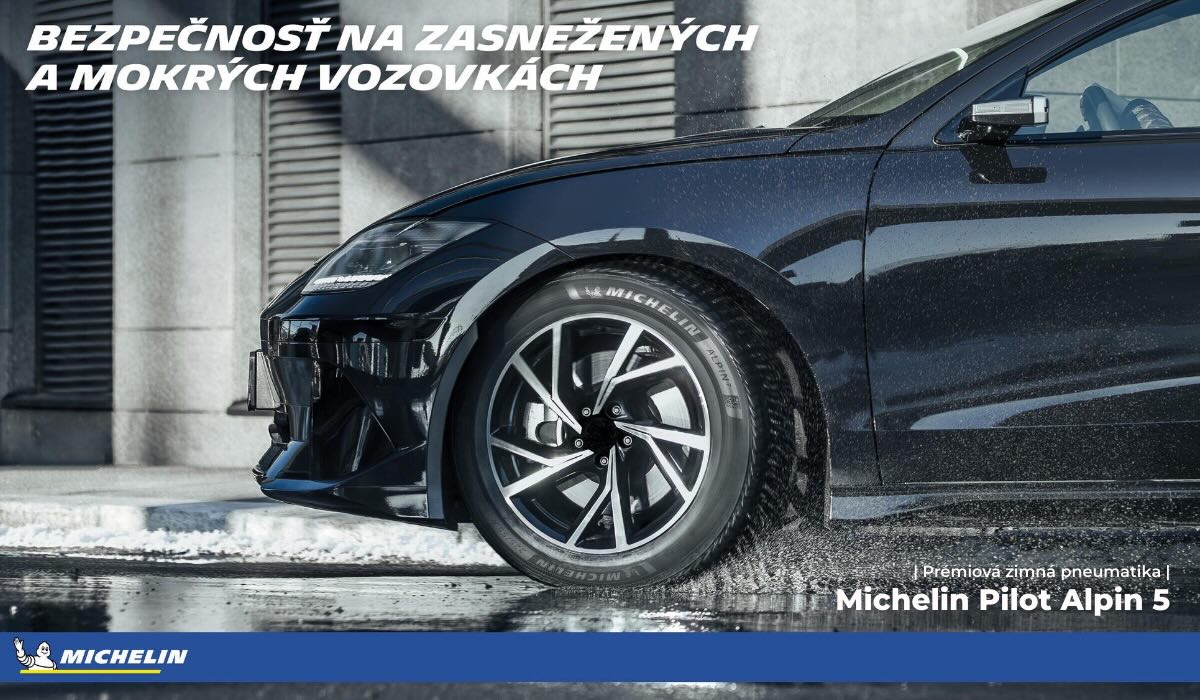 Zimná pneumatika Michelin Alpin 7 Zimná pneumatika Michelin Alpin 7 nasadená na aute – detail zimného dezénu pri jazde po ulici.