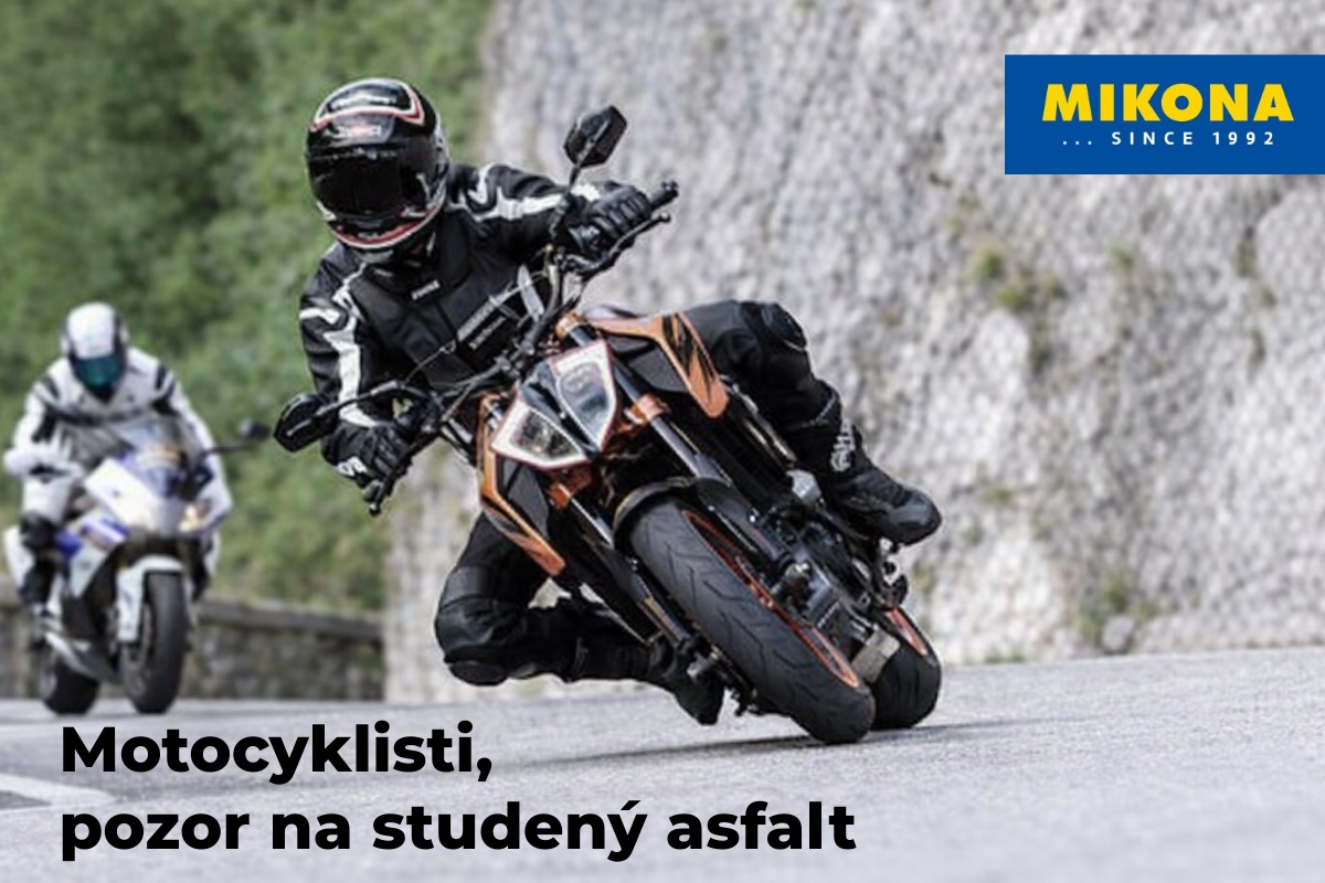 Motocykel na ceste v jarných podmienkach so studeným asfaltom