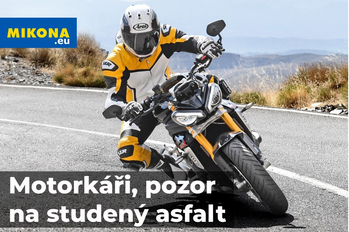 Motocykl na silnici během jarního dne se studeným asfaltem