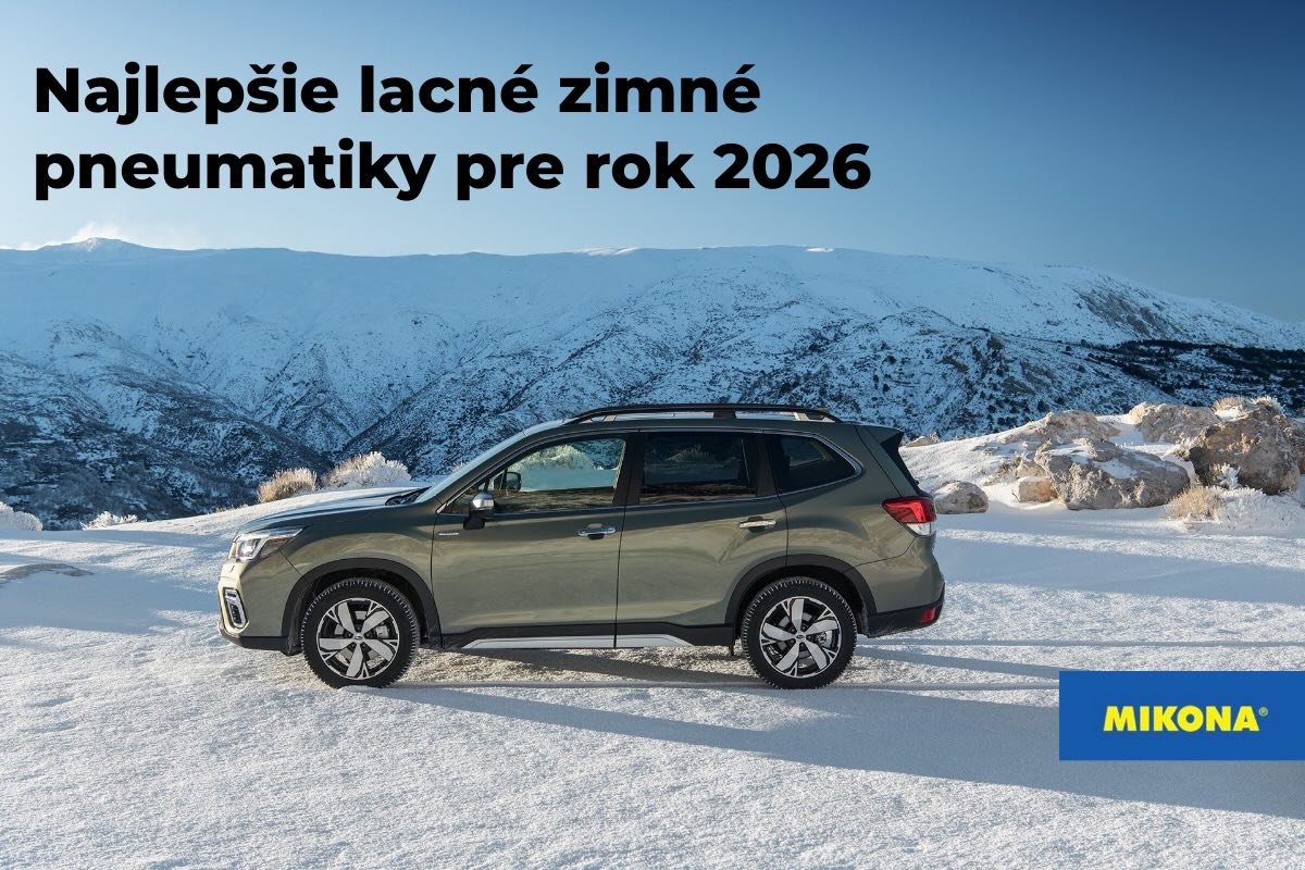Auto so zimnými pneumatikami parkuje na zasneženej ceste – lacné zimné pneumatiky, ktoré sa osvedčili v nezávislých testoch