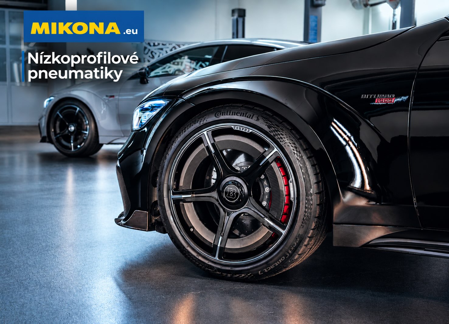 nízkoprofilové pneumatiky Continental Detail nízkoprofilové pneumatiky Continental na sportovním voze s černým litým diskem v autoservisu. Obrázek s logem Mikona.eu.