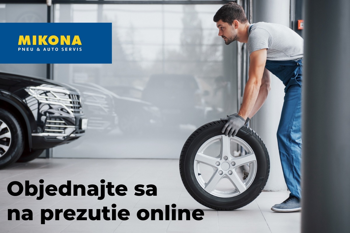 Mechanik v pneuservise pripravuje koleso na výmenu – objednajte sa na prezutie pneumatík online na Mikona.sk bez čakania.