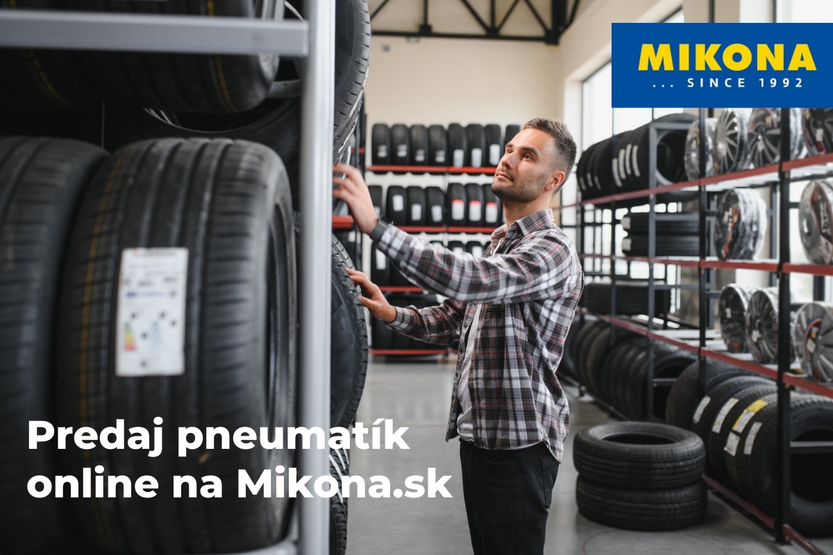 Predaj pneumatík online na Mikona.sk – zákazník vyberá pneumatiky v pneuservise medzi regálmi s pneumatikami