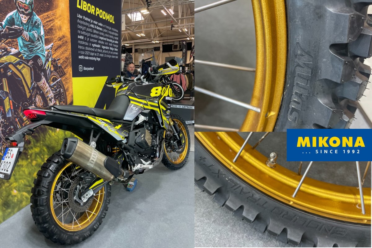 Adventure motocykel VOGE vybavený pneumatikami Mitas Enduro Trail s výrazným blokovým dezénom pre jazdu v teréne.