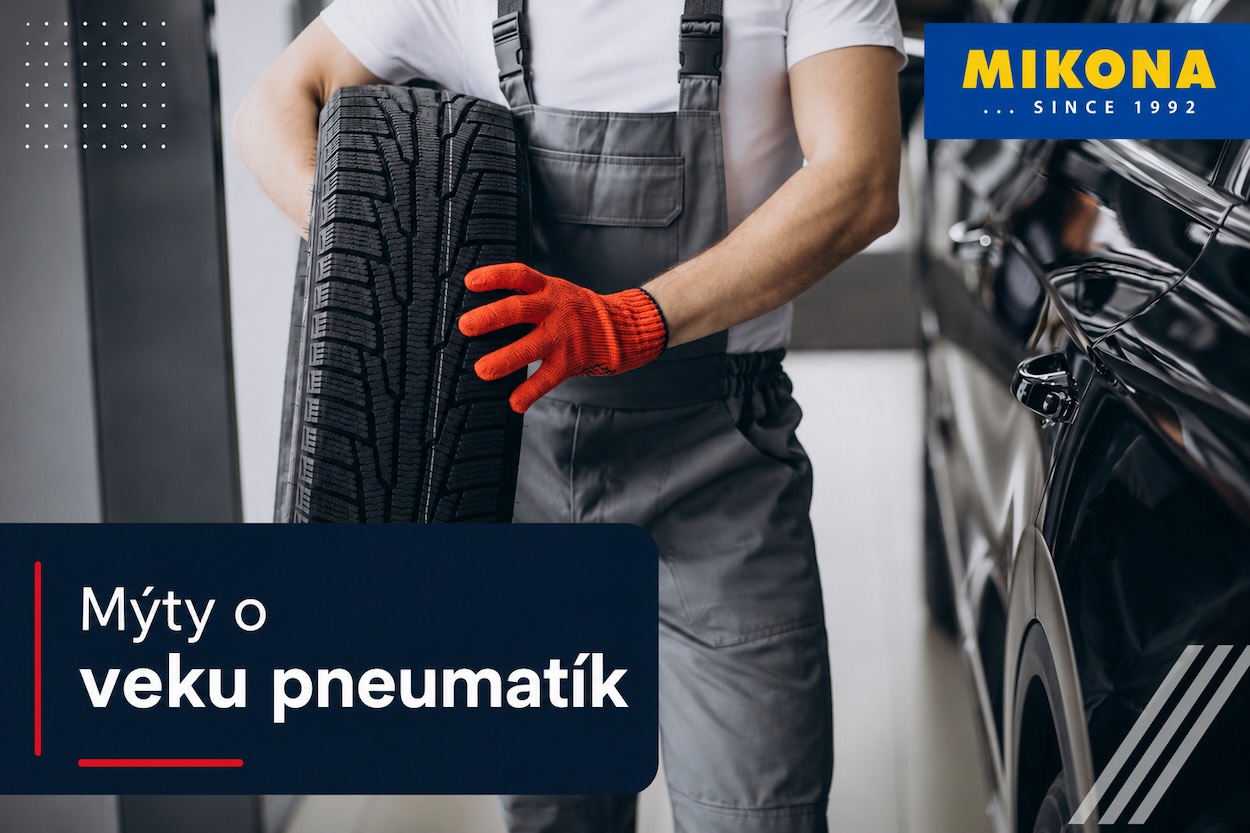 Mechanik v pneuservise drží pneumatiku pri aute, grafika Mikona s nápisom Mýty o veku pneumatík.